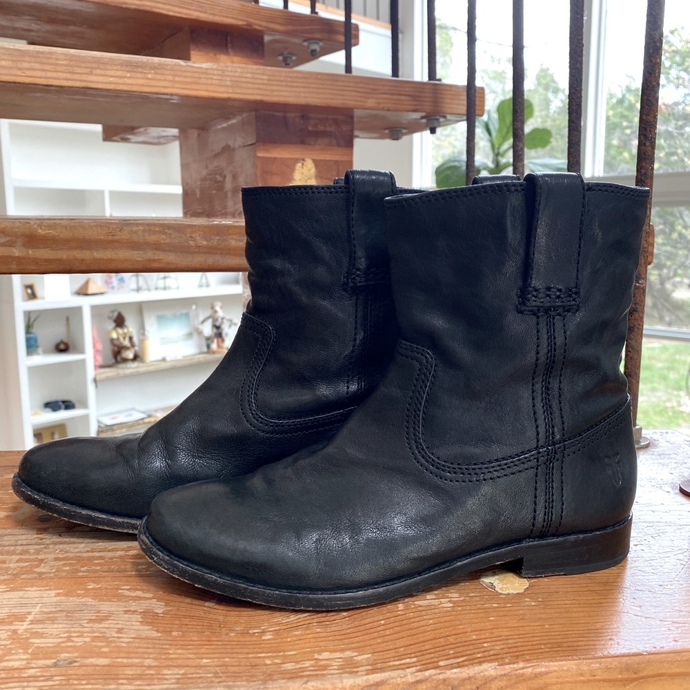 Frye Anna Short Round Toe Leather Boot - Black 7 M